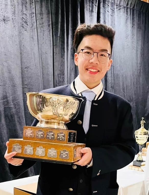 Enda Du holding a trophy